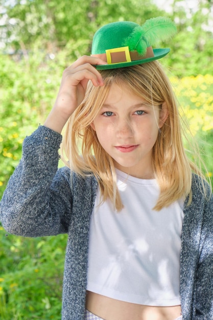 Adolescente dans un chapeau de lutin vert