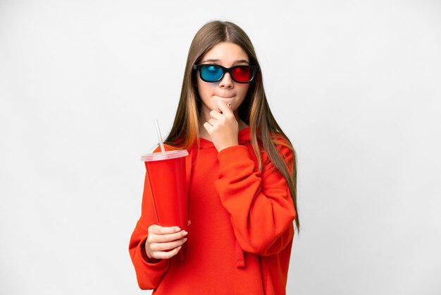 Adolescente dans un cinéma sur fond blanc isolé ayant des doutes et pensant