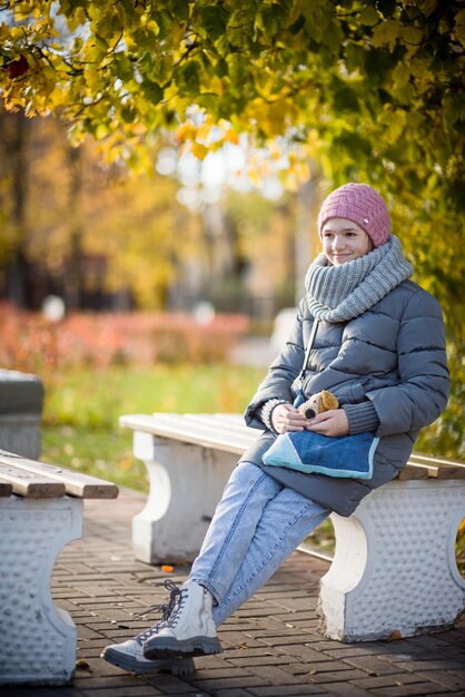 adolescente, dans, parc automne