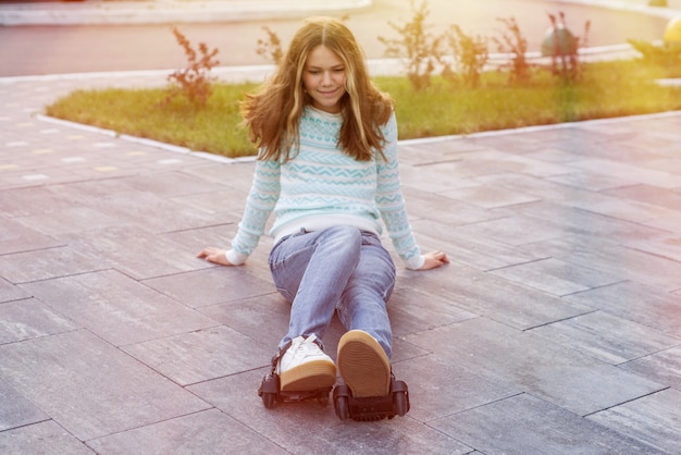 Adolescente dans les roues de rouleaux