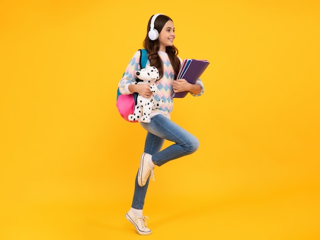 Adolescente de l'école enfant fille avec livre et sac à dos tenir jouet Étude amusante Concept de l'éducation et de l'enfance