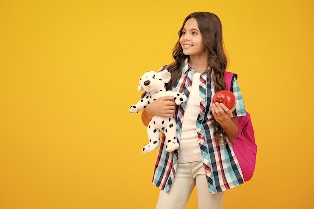 Adolescente de l'école enfant fille avec livre et sac à dos tenir jouet Étude amusante Concept de l'éducation et de l'enfance