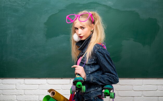 Adolescente à l'école sur le tableau noir