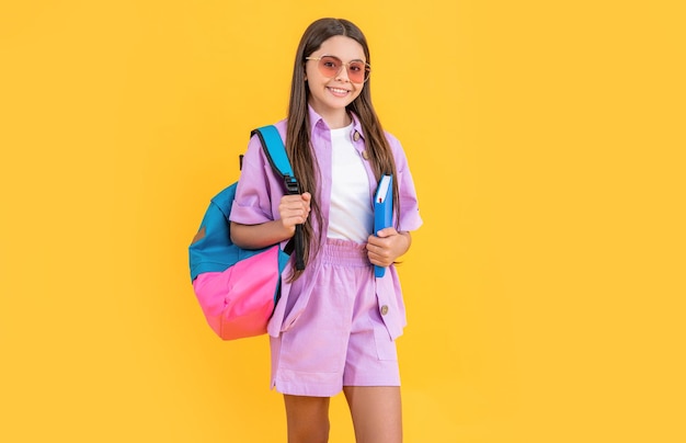 Adolescente écolière sur fond septembre photo d'adolescente écolière avec sac à dos