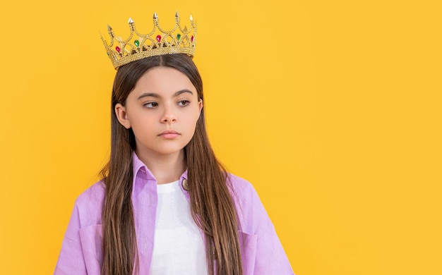 Adolescente égoïste avec couronne en studio copie espace adolescente égoïste avec couronne