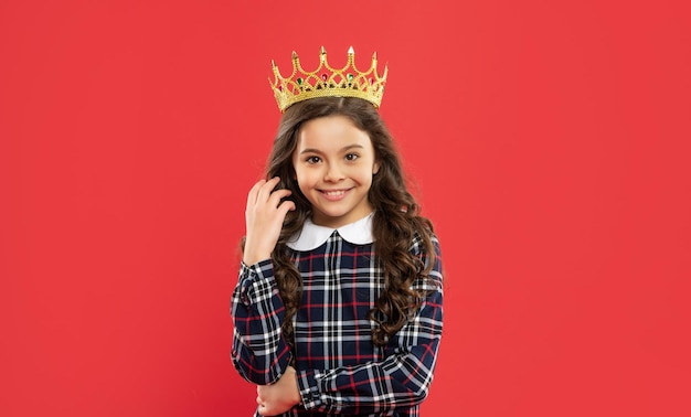 Une adolescente égoïste porte un diadème arrogance et égoïsme visage portrait de gloire enfant heureux dans la couronne reine confiante exprimant une princesse arrogante et béate dans le diadème enfant fier aux cheveux bouclés