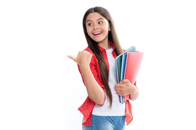 Adolescente élève tenir des cahiers de livres isolés sur fond blanc espace de copie Retour à l'école mode de vie chez les adolescentes éducation et connaissances