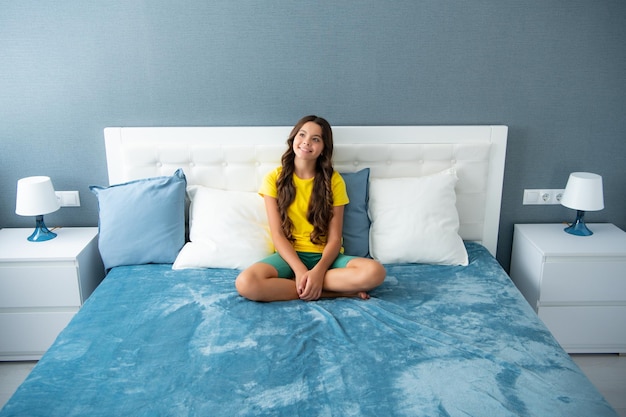 Adolescente enfant fille se reposant dans son lit à la maison chambre