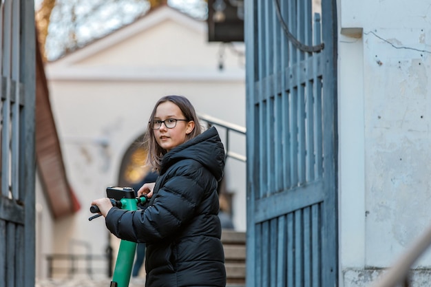 adolescente, équitation, scooter, sur, trottoir