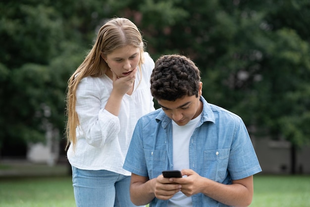 Adolescente espionnant le téléphone de son petit ami