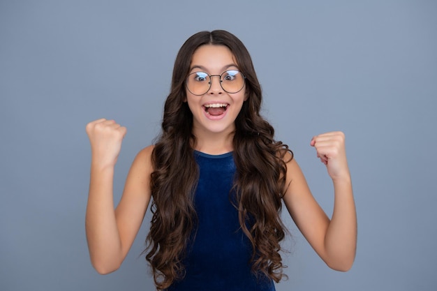 Une adolescente étonnée expression excitée joyeuse et heureuse célébration de la victoire de joie et concept d'excitation visage excité émotions joyeuses d'une adolescente