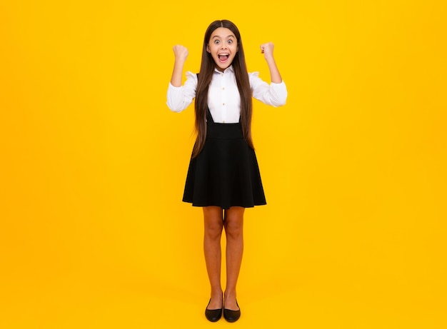 Adolescente étonnée expression excitée joyeuse et heureuse Portrait d'une adolescente enfant faisant un geste gagnant
