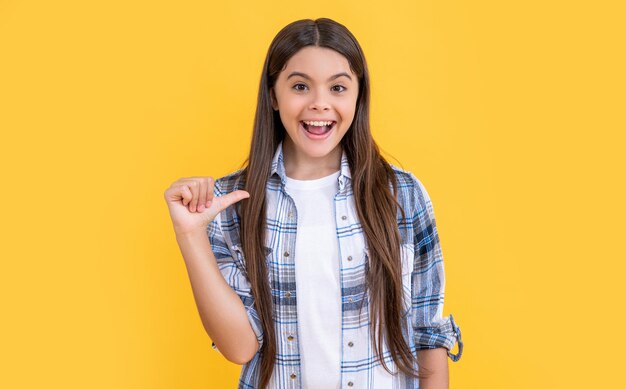 Adolescente étonnée sur la photo d'arrière-plan d'une adolescente aux cheveux longs portant une chemise à carreaux