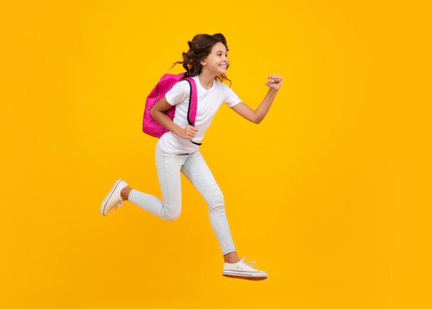 Adolescente étonnée Retour à l'école Adolescente écolière prête à apprendre Écoliers isolés jaunes