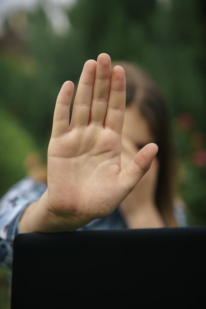 Adolescente excessivement assise devant l'ordinateur portable à la maison, il est victime d'intimidation en ligne Stalker réseaux sociaux