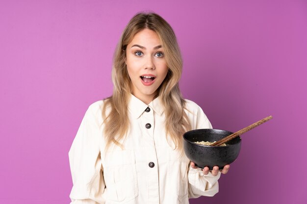 Adolescente avec une expression faciale surprise et choquée