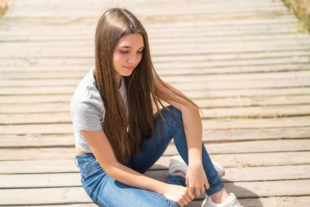 Adolescente à l'extérieur