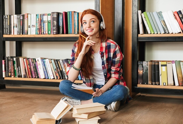 Adolescente à faire ses devoirs