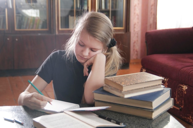 Adolescente faisant des cours à la maison