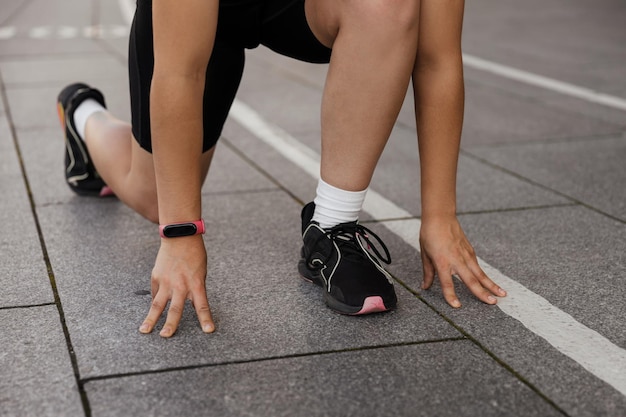 Adolescente faisant du jogging près du stade à l'extérieur du fond de la ville