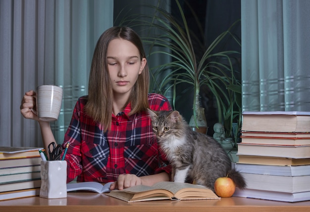 Adolescente fait ses devoirs