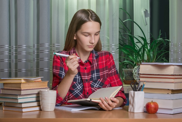 Adolescente fait ses devoirs