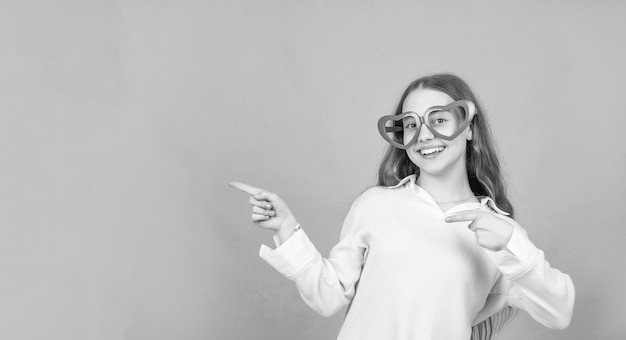 Adolescente funky s'amusant enfant souriant dans des lunettes de fête accessoire de mode devenir fou