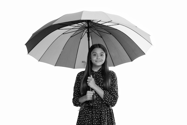 Adolescente gaie sous un parapluie de couleur vive en automne isolé sur l'automne blanc