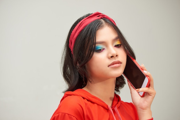 Adolescente gardant une conversation avec le téléphone portable