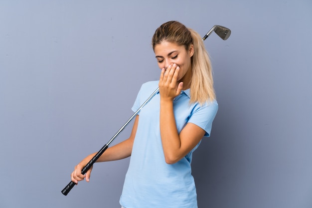 Adolescente golfeuse souriant beaucoup