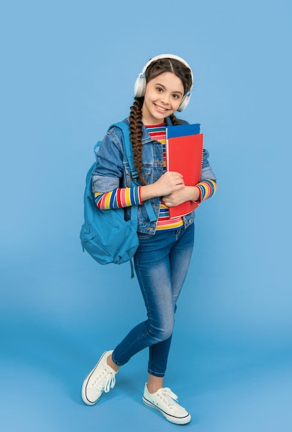 Adolescente heureuse allant à l'école de musique Adolescente écoutant une leçon de musique Éducation dans la musique