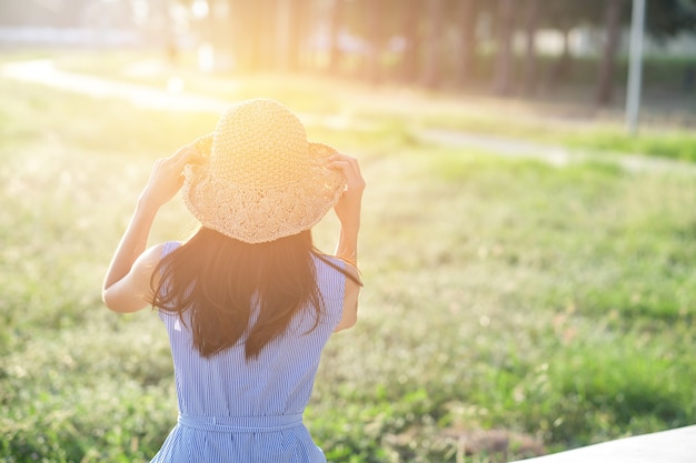 Adolescente heureuse avec la lumière du soleil en temps de détente