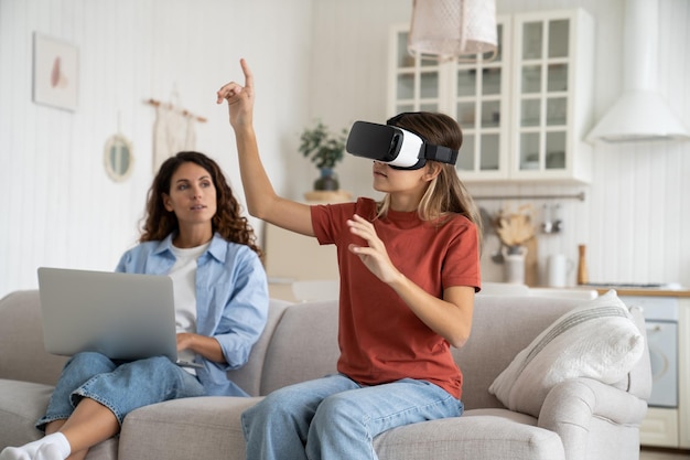Une adolescente intéressée utilise un casque VR pour visiter le métaverse ou regarder des films 3D depuis son confort