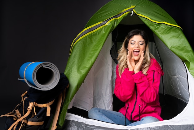 Photo adolescente à l'intérieur d'une tente verte de camping