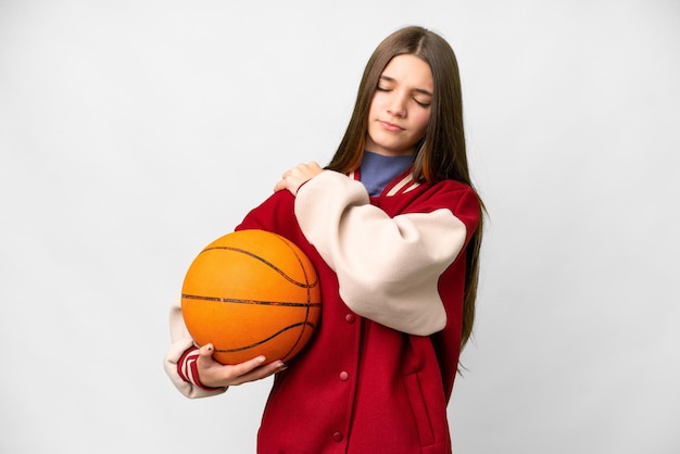 Adolescente jouant au basket-ball sur fond blanc isolé souffrant de douleurs à l'épaule pour avoir fait un effort