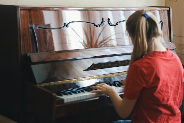 Adolescente jouant du piano à la maison, gros plan