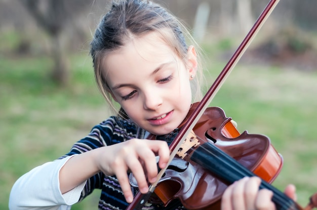 Adolescente jouant du violon