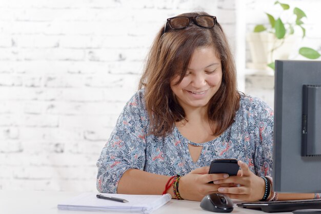 Une adolescente jouant avec son téléphone portable