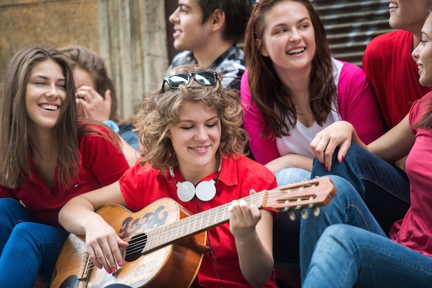 Adolescente, jouer de la guitare