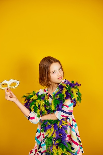 Une adolescente joyeuse portant un masque de carnaval brésilien coloré