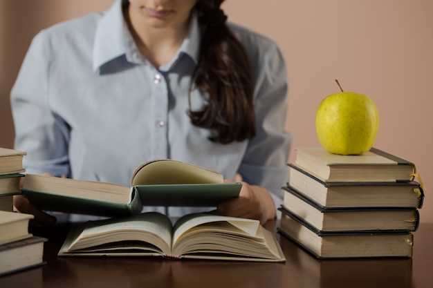 Adolescente, lisant beaucoup de livres