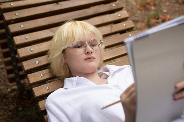 Adolescente avec livre blanc photographie outdoorhorizontal