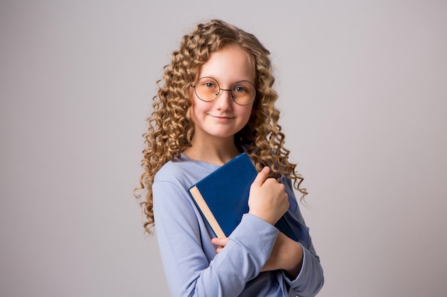 adolescente avec des livres