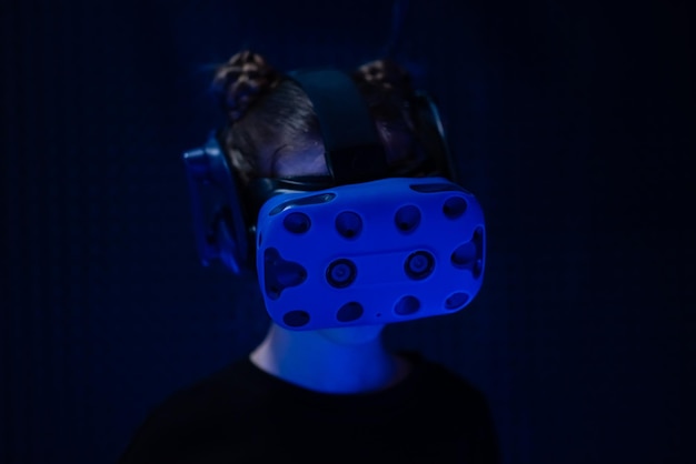 Une adolescente à lunettes pour la réalité virtuelle Technologie Jeux informatiques Progrès