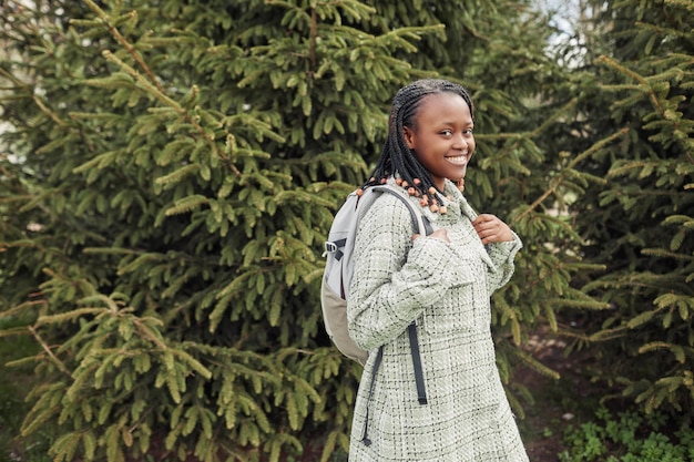 Adolescente marchant dans le parc