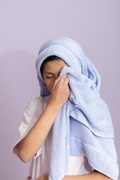 Adolescente mexicaine après la douche isolée