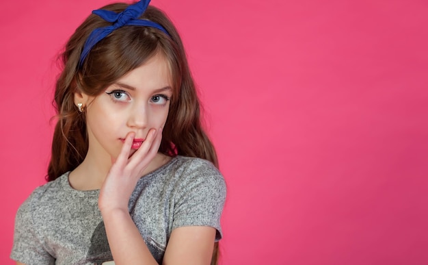 Adolescente mignonne émotive de 8 ans pensant et regardant la caméra