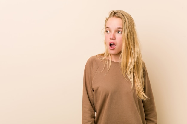 Adolescente mignonne et naturelle choquée à cause de quelque chose qu'elle a vu.