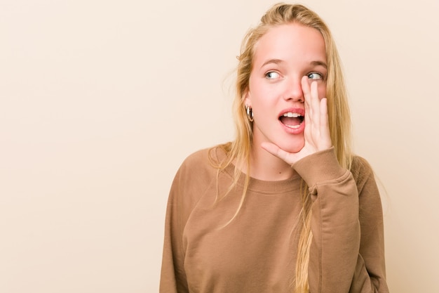 Adolescente Mignonne Et Naturelle Dit Un Secret Secret Concernant Le Freinage Et Regarde De Côté