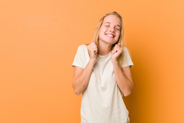 Adolescente mignonne et naturelle, femme levant le poing